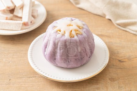 Téléchargez les photos : Taro pain à la crème de sucre blanc et noix sur le dessus - en image libre de droit
