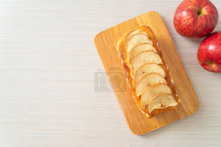Foto de Pastel de manzana desmenuzado en tablero de madera - Imagen libre de derechos