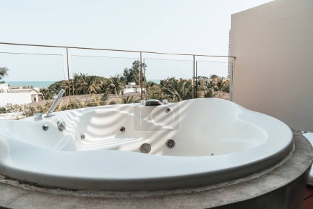 Foto de Jacuzzi bañera decoración en balcón - Imagen libre de derechos
