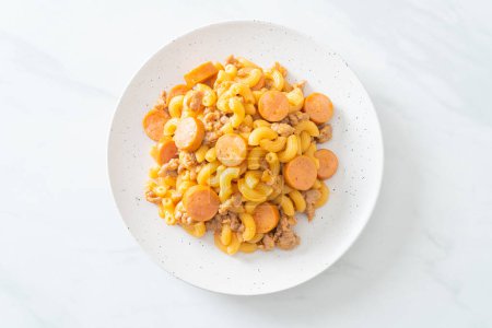 Téléchargez les photos : Saucisse de macaroni maison et porc haché - en image libre de droit