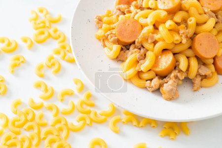 Téléchargez les photos : Saucisse de macaroni maison et porc haché - en image libre de droit
