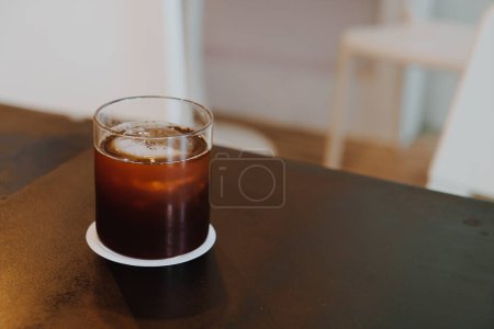 schwarzer Kaffee kalter Tropfen auf den Tisch
