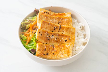Foto de Cuenco de arroz de tofu teriyaki - estilo de comida vegetariana y vegana - Imagen libre de derechos