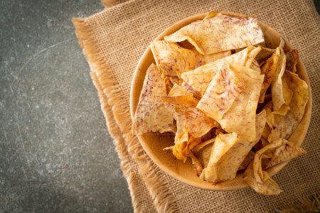 Foto de Patatas fritas de Taro dulces crujientes - Snack saludable - Imagen libre de derechos
