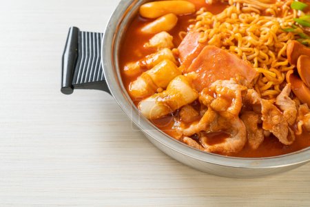 Budae Jjigae oder Budaejjigae (Eintopf der Armee oder Eintopf der Armee). Es ist beladen mit Kimchi, Spam, Würstchen, Ramen-Nudeln und vielem mehr - beliebtes koreanisches Hot-Pot-Essen