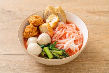 kleine flache Reisnudeln mit Fischbällchen und Garnelenbällchen in rosa Suppe, Yen Ta Four oder Yen Ta Fo - asiatische Küche