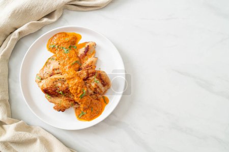 Foto de Filete de pollo a la parrilla con salsa de curry rojo - estilo musulmán comida - Imagen libre de derechos