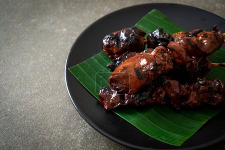 Foto de Brocheta de hígado de pollo a la parrilla - Estilo de comida callejera asiática - Imagen libre de derechos