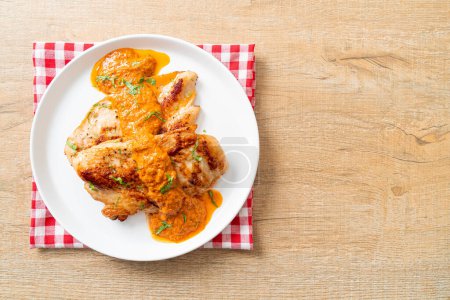 Foto de Filete de pollo a la parrilla con salsa de curry rojo - estilo musulmán comida - Imagen libre de derechos
