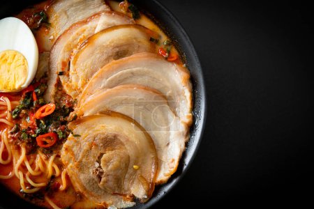 Nouilles Ramen Soupe tomyum épicée au rôti de porc - Fusion style alimentaire