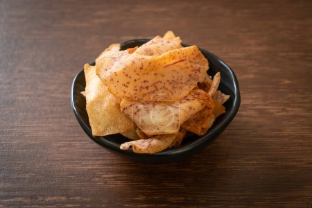Foto de Chips crujientes de Taro - taro en rodajas fritas o horneadas - Imagen libre de derechos
