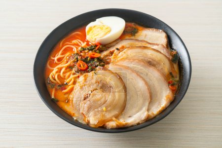 Ramen Noodles Sopa de tomio picante con cerdo asado - Estilo de comida de fusión