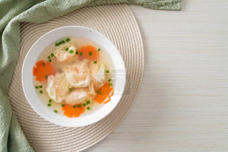 Garnelenknödelsuppe in weißer Schüssel - asiatisches Essen