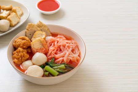 petites nouilles de riz plat avec des boules de poisson et des boules de crevettes en soupe rose, Yen Ta Four ou Yen Ta Fo - style alimentaire asiatique
