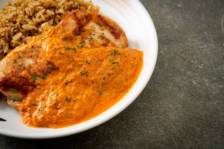 Foto de Filete de pollo a la parrilla con salsa de curry rojo y arroz - estilo de comida musulmana - Imagen libre de derechos