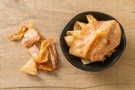 Knusprige Taro Chips - gebraten oder gebacken in Scheiben geschnittene Taro