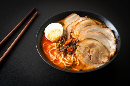 Ramen Noodles Sopa de tomio picante con cerdo asado - Estilo de comida de fusión