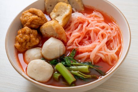 pequeños fideos planos de arroz con bolas de pescado y bolas de camarones en sopa rosa, Yen Ta Four o Yen Ta Fo - Estilo de comida asiática