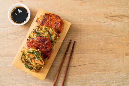 Pajeon oder koreanischer Pfannkuchen und koreanischer Kimchi-Pfannkuchen oder Kimchijeon - koreanische traditionelle Küche