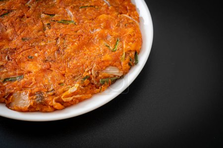Koreanischer Kimchi-Pfannkuchen oder Kimchijeon - Gebratenes gemischtes Ei, Kimchi und Mehl - koreanische Küche