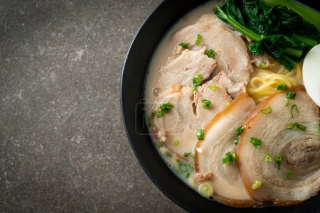 Ramen-Nudeln in Schweineknochensuppe mit Schweinebraten und Ei oder Tonkotsu-Ramen-Nudeln - japanische Küche