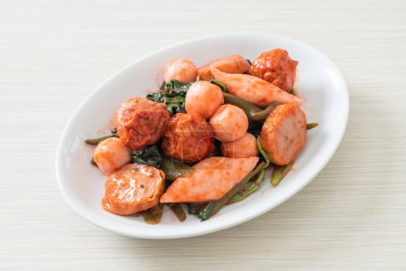 Revuelva las bolas de pescado frito con salsa Yentafo - Estilo de comida asiática