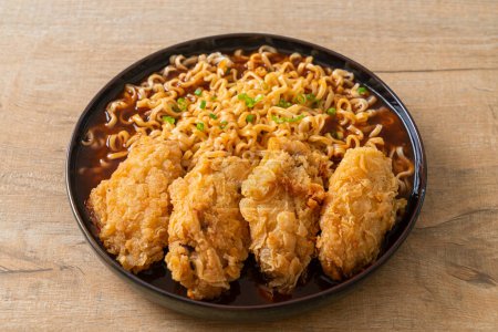 Nouilles instantanées coréennes au poulet frit ou au ramyeon de poulet frit - cuisine coréenne