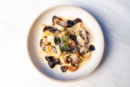 fettuccine spaghetti pasta truffle mushroom on plate