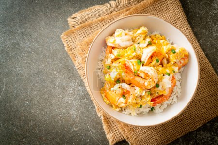 hausgemachtes cremiges Omelett mit Shrimps-Reisschale