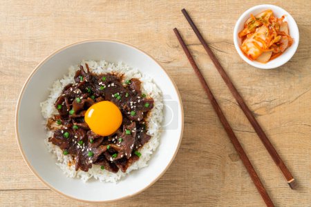 Arroz con cerdo con sabor a soja o cuenco Donburi de cerdo japonés - Estilo de comida asiática