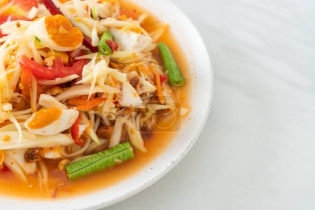 Téléchargez les photos : Som Tum - Salade de papaye verte épicée thaïlandaise aux œufs salés - style alimentaire asiatique - en image libre de droit