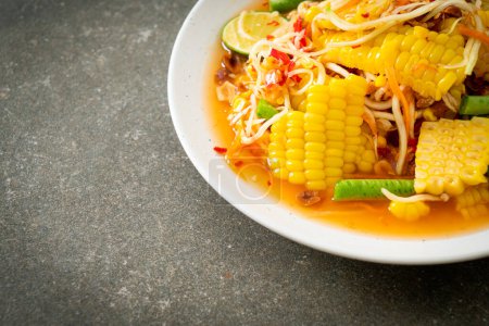 Téléchargez les photos : Som Tum - Salade de papaye épicée thaïlandaise au maïs - style culinaire asiatique - en image libre de droit