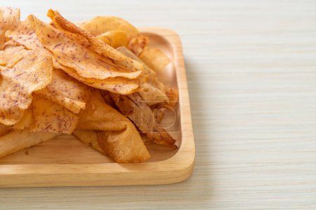 Foto de Chips crujientes de Taro - taro en rodajas fritas o horneadas - Imagen libre de derechos