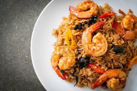Shrimps gebratener Reis mit Kräutern und Gewürzen - asiatische Küche