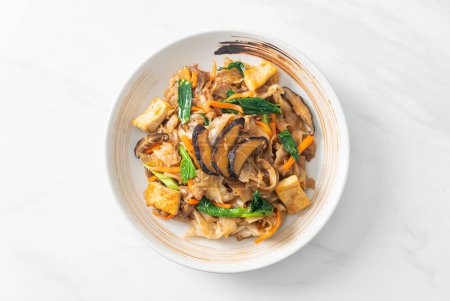 gebratene Nudeln mit Tofu und Gemüse - vegane und vegetarische Küche