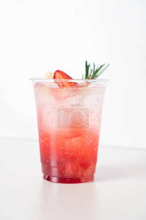 Erdbeere mit Soda im Glas - italienische Soda