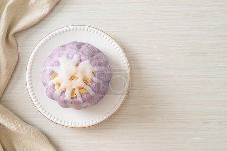 Taro-Brötchen mit weißer Zuckercreme und Nuss obendrauf
