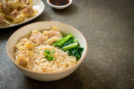 nouilles aux ?ufs avec soupe de wonton de porc ou boulettes de porc soupe et légumes - style alimentaire asiatique