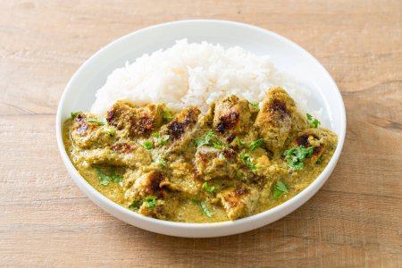 Pollo afgano en curry verde o Hariyali tikka pollo hara masala con arroz - Estilo de comida asiática