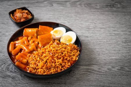 Fideos instantáneos coreanos con pastel de arroz coreano y pastel de pescado y huevo hervido - Rabokki - Estilo de comida coreana