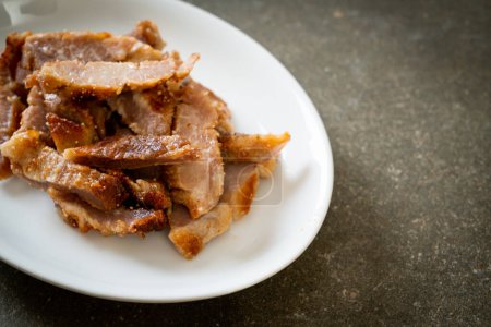 Gegrilltes Schweinehals oder mit Holzkohle gekochtes Schweinehals mit Thai-Dip-Sauce