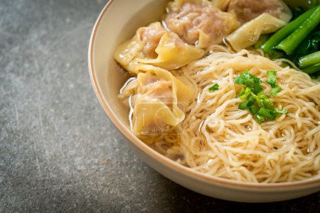 fideos de huevo con sopa de wonton de cerdo o albóndigas de cerdo sopa y verdura - Estilo de comida asiática