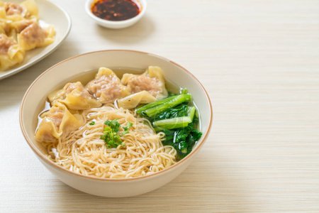 Eiernudeln mit Schweinefleisch-Wonton-Suppe oder Schweineknödel-Suppe mit Gemüse - asiatische Küche