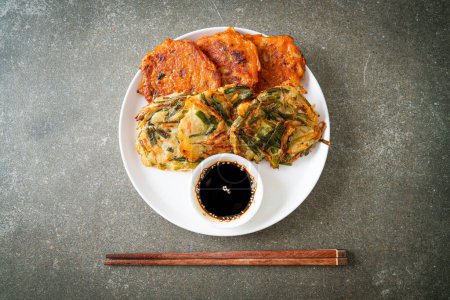 Pajeon oder koreanischer Pfannkuchen und koreanischer Kimchi-Pfannkuchen oder Kimchijeon - koreanische traditionelle Küche