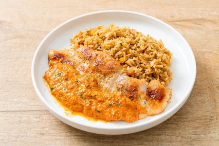 Foto de Filete de pollo a la parrilla con salsa de curry rojo y arroz - estilo de comida musulmana - Imagen libre de derechos
