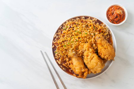 Nouilles instantanées coréennes au poulet frit ou au ramyeon de poulet frit - cuisine coréenne