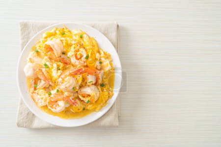 tortilla cremosa casera con camarones o huevos revueltos y camarones