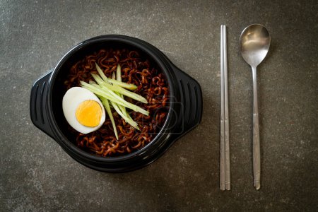 Koreanische Instant-Nudeln mit schwarzer Bohnen-Sauce belegt Gurke und gekochtem Ei (Jajangmyeon oder JJajangmyeon) - koreanische Küche