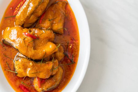 Rotschwanzwelse in getrockneter roter Currysoße, die Choo Chee genannt wird oder ein König von Curry, gekocht mit Fisch, serviert mit einer würzigen Sauce