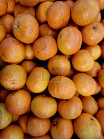 Foto de Foto de naranjas brillantes tomadas en el mercado - Imagen libre de derechos